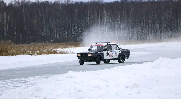 YOSHKAR-OLA, RUSIA, 11 DE ENERO DE 2020: Salón de coches de invierno para Chri —  Fotos de Stock