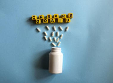 Haplar, steteskop, termometre, mavi arka planda çocukların sarı harfleriyle solunum maskesi. Coronavirus 2019-ncov hastalığı ve tedavi konsepti.