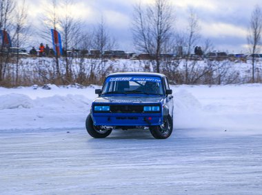 Yoshkar-Ola, Rusya, 11 Ocak 2020: Kış araba şovu tüm katılımcılar için Noel tatili - tek ve çift sürüklenme, donmuş gölde yarış.