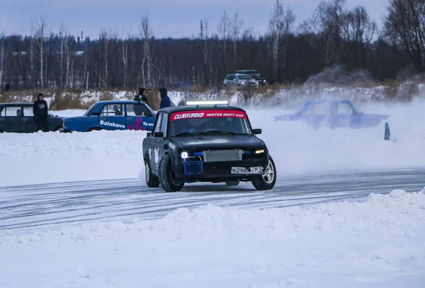 YOSHKAR-OLA, RUSSIA, JANUARY 11, 2020: Winter car show for  Christmas holidays for all comers - single and double drift, racing on  frozen lake. — 스톡 사진