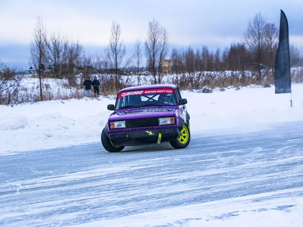 YOSHKAR-OLA, RUSIA, 11 DE ENERO DE 2020: Exposición de coches de invierno para las vacaciones de Navidad para todos los que vienen - simple y doble deriva, las carreras en el lago congelado . —  Fotos de Stock