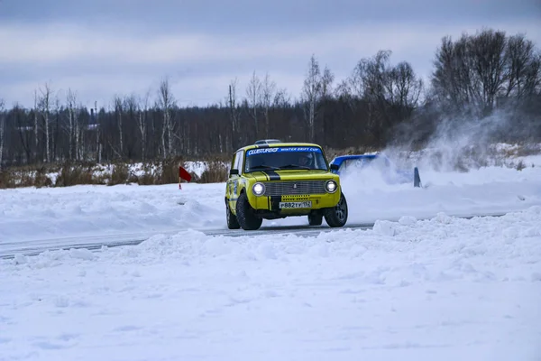 YOSHKAR-OLA, RUSSIA, JANUARY 11, 2020: Winter car show for  Christmas holidays for all comers - single and double drift, racing on  frozen lake. — ストック写真