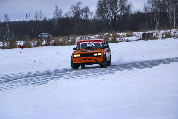 Yoshkar-Ola, Rusko, 11. ledna 2020: Zimní autosalon pro vánoční prázdniny pro všechny návštěvníky - jednosměrný a dvojitý drift, závodění na zamrzlém jezeře. — Stock fotografie