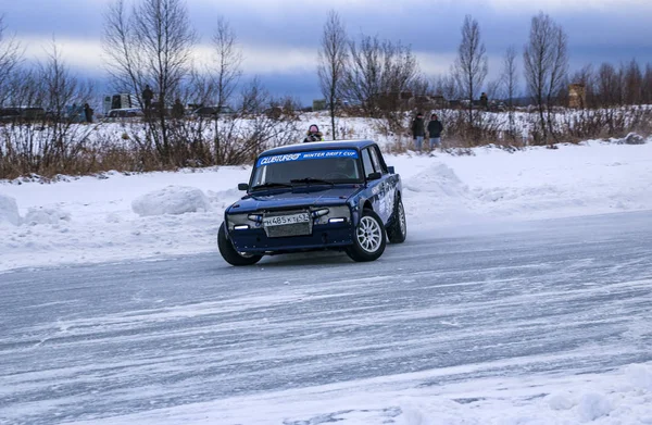 Joschkar-ola, russland, 11. januar 2020: winter car show für weihnachtsferien für alle comer - single und double drift, rennen auf zugefrorenem see. — Stockfoto