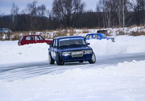 YOSHKAR-OLA, RUSSIA, JANUARY 11, 2020: Winter car show for  Christmas holidays for all comers - single and double drift, racing on  frozen lake. — Stock Photo, Image