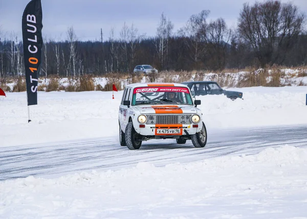 YOSHKAR-OLA, RUSSIA, 11 GENNAIO 2020: Salone automobilistico invernale per le vacanze di Natale per tutti i partecipanti - deriva singola e doppia, corsa sul lago ghiacciato . — Foto Stock