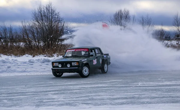 Yoshkar-Ola, Ρωσία, 11 Ιανουαρίου 2020: Χειμερινή έκθεση αυτοκινήτων για τις γιορτές των Χριστουγέννων για όλους τους επισκέπτες - ενιαίο και διπλό drift, αγωνιστικά στην παγωμένη λίμνη. — Φωτογραφία Αρχείου
