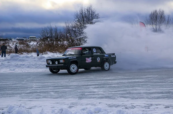 YOSHKAR-OLA, RUSSIA, JANUARY 11, 2020: Winter car show for  Christmas holidays for all comers - single and double drift, racing on  frozen lake. — Stock Photo, Image