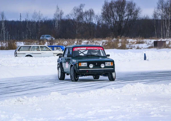 YOSHKAR-OLA, RÚSSIA, JANEIRO 11, 2020: Show de carros de inverno para feriados de Natal para todos os visitantes - deriva simples e dupla, corrida em lago congelado . — Fotografia de Stock