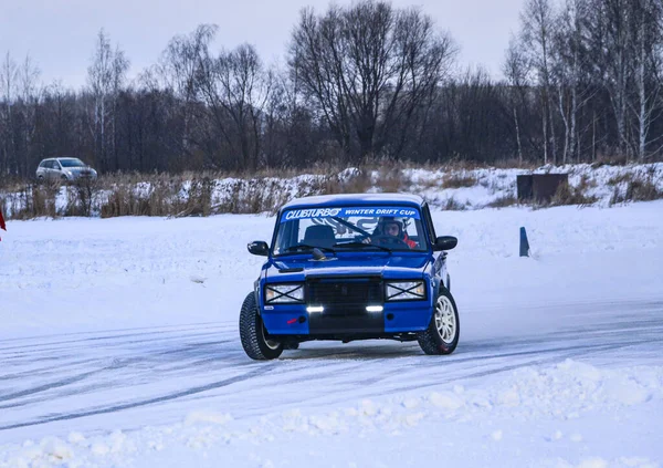 YOSHKAR-OLA, RUSSIA, JANUARY 11, 2020: Winter car show for  Christmas holidays for all comers - single and double drift, racing on  frozen lake. — Stock Photo, Image