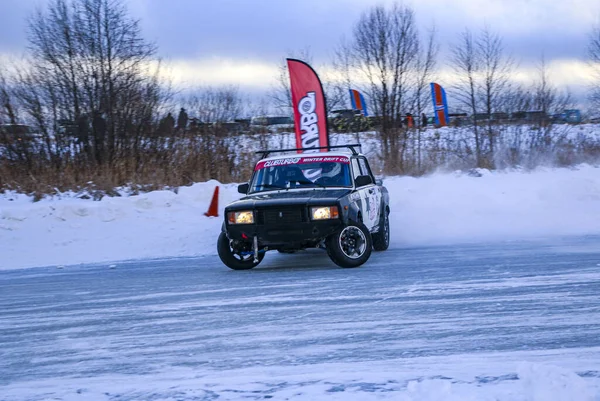 YOSHKAR-OLA, RUSSIA, JANUARY 11, 2020: Winter car show for  Christmas holidays for all comers - single and double drift, racing on  frozen lake. — Stock Photo, Image