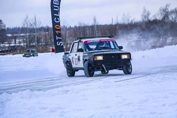 YOSHKAR-OLA, RUSSIA, JANUARY 11, 2020: Winter car show for  Christmas holidays for all comers - single and double drift, racing on  frozen lake. — 스톡 사진