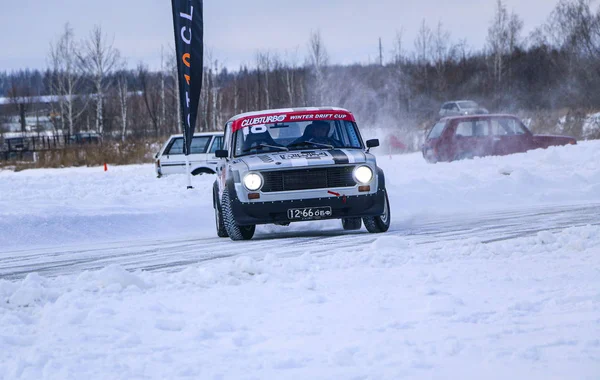 YOSHKAR-OLA, RUSSIA, JANUARY 11, 2020: Winter car show for  Christmas holidays for all comers - single and double drift, racing on  frozen lake. — Stock Photo, Image