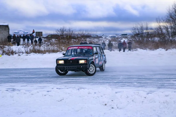 YOSHKAR-OLA, RUSIA, 11 DE ENERO DE 2020: Exposición de coches de invierno para las vacaciones de Navidad para todos los que vienen - simple y doble deriva, las carreras en el lago congelado . —  Fotos de Stock