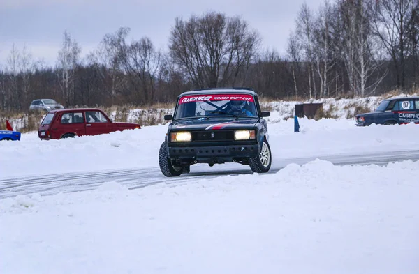 YOSHKAR-OLA, RUSSIA, JANUARY 11, 2020: Winter car show for  Christmas holidays for all comers - single and double drift, racing on  frozen lake. — 스톡 사진