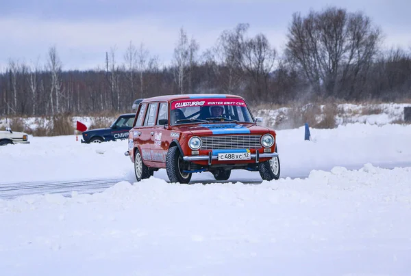 YOSHKAR-OLA, RUSSIA, JANUARY 11, 2020: Winter car show for  Christmas holidays for all comers - single and double drift, racing on  frozen lake. — Stock Photo, Image