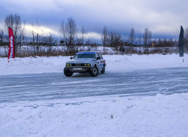 YOSHKAR-OLA, RÚSSIA, JANEIRO 11, 2020: Show de carros de inverno para feriados de Natal para todos os visitantes - deriva simples e dupla, corrida em lago congelado . — Fotografia de Stock