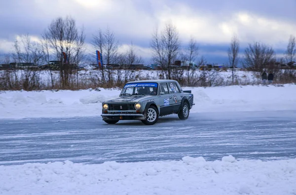 YOSHKAR-OLA, RÚSSIA, JANEIRO 11, 2020: Show de carros de inverno para feriados de Natal para todos os visitantes - deriva simples e dupla, corrida em lago congelado . — Fotografia de Stock