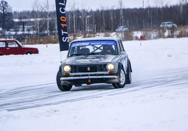 Yoshkar-Ola, Rusland, 11 januari 2020: Winter autoshow voor kerstvakantie voor alle comers - enkele en dubbele drift, racen op bevroren meer. — Stockfoto