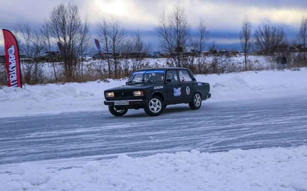 YOSHKAR-OLA, RUSSIA, JANUARY 11, 2020: Winter car show for  Christmas holidays for all comers - single and double drift, racing on  frozen lake. — Stock Photo, Image