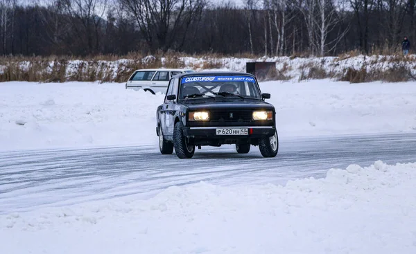 YOSHKAR-OLA, RUSSIA, JANUARY 11, 2020: Winter car show for  Christmas holidays for all comers - single and double drift, racing on  frozen lake. — ストック写真