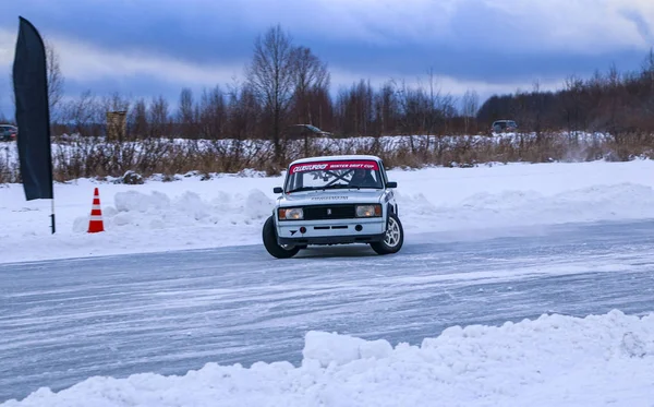 Yoshkar-Ola, Ryssland, 11 januari 2020: Vinter bilutställning för jul semester för alla - enkel och dubbel drift, racing på frusen sjö. — Stockfoto