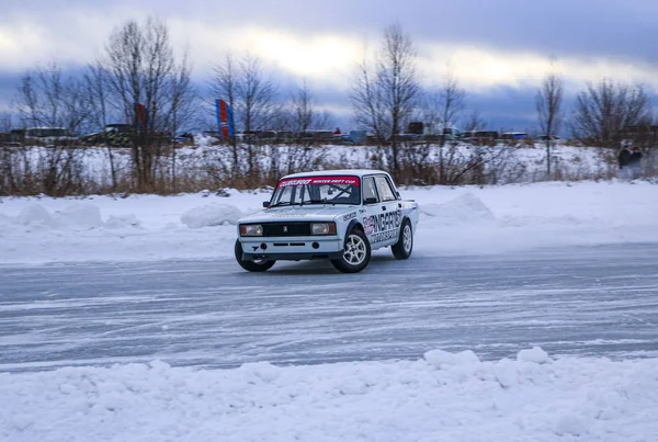YOSHKAR-OLA, RUSSIA, 11 GENNAIO 2020: Salone automobilistico invernale per le vacanze di Natale per tutti i partecipanti - deriva singola e doppia, corsa sul lago ghiacciato . — Foto Stock