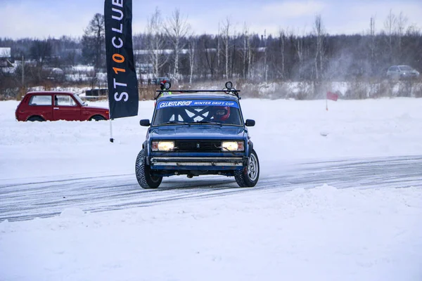Yoshkar-Ola, Rosja, 11 stycznia 2020: Pokaz samochodów zimowych na święta Bożego Narodzenia dla wszystkich przybyszów - pojedynczy i podwójny dryf, wyścigi na zamarzniętym jeziorze. — Zdjęcie stockowe
