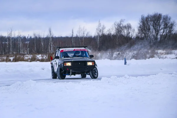 Yoshkar-Ola, Rusko, 11. ledna 2020: Zimní autosalon pro vánoční prázdniny pro všechny návštěvníky - jednosměrný a dvojitý drift, závodění na zamrzlém jezeře. — Stock fotografie