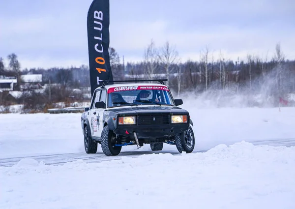 YOSHKAR-OLA, RUSIA, 11 DE ENERO DE 2020: Exposición de coches de invierno para las vacaciones de Navidad para todos los que vienen - simple y doble deriva, las carreras en el lago congelado . —  Fotos de Stock