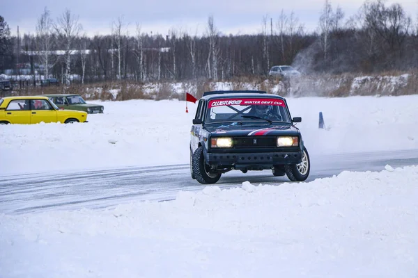 Yoshkar-Ola, Rusya, 11 Ocak 2020: Kış araba şovu tüm katılımcılar için Noel tatili - tek ve çift sürüklenme, donmuş gölde yarış. — Stok fotoğraf