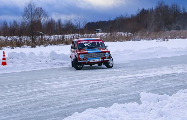 YOSHKAR-OLA, RÚSSIA, JANEIRO 11, 2020: Show de carros de inverno para feriados de Natal para todos os visitantes - deriva simples e dupla, corrida em lago congelado . — Fotografia de Stock