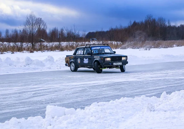 Joschkar-ola, russland, 11. januar 2020: winter car show für weihnachtsferien für alle comer - single und double drift, rennen auf zugefrorenem see. — Stockfoto