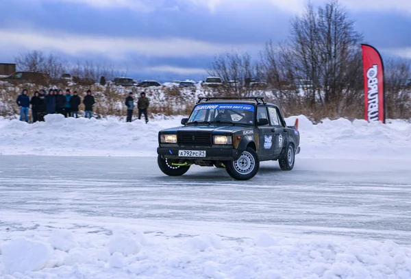 YOSHKAR-OLA, RUSSIA, JANUARY 11, 2020: Winter car show for  Christmas holidays for all comers - single and double drift, racing on  frozen lake. — Stock Photo, Image