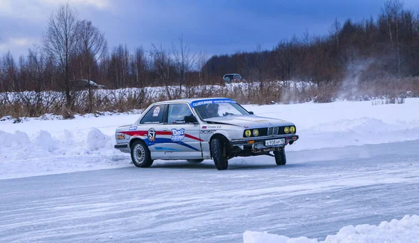 YOSHKAR-OLA, RUSSIA, JANUARY 11, 2020: Winter car show for Christmas vacation for all comers - single and double drift, racing on freeze lake . — Stok Foto