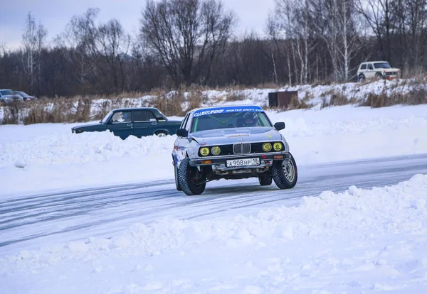 2020年1月11日，俄罗斯尤什卡-奥拉：所有来客的圣诞假期冬季车展- -单人和双人漂流，在冰冻湖上赛跑. — 图库照片