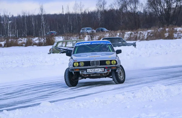 YOSHKAR-OLA, RUSSIA, JANUARY 11, 2020: Winter car show for  Christmas holidays for all comers - single and double drift, racing on  frozen lake. — Stock Photo, Image