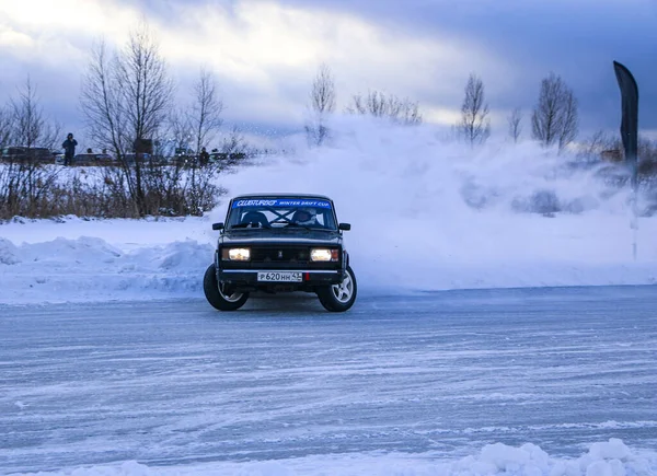 Yoshkar-Ola, Rusko, 11. ledna 2020: Zimní autosalon pro vánoční prázdniny pro všechny návštěvníky - jednosměrný a dvojitý drift, závodění na zamrzlém jezeře. — Stock fotografie