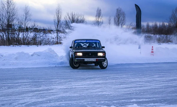 YOSHKAR-OLA, RÚSSIA, JANEIRO 11, 2020: Show de carros de inverno para feriados de Natal para todos os visitantes - deriva simples e dupla, corrida em lago congelado . — Fotografia de Stock