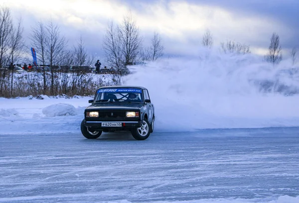 YOSHKAR-OLA, RUSSIA, JANUARY 11, 2020: Winter car show for  Christmas holidays for all comers - single and double drift, racing on  frozen lake. — Stock Photo, Image