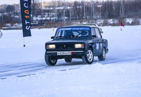 YOSHKAR-OLA, RÚSSIA, JANEIRO 11, 2020: Show de carros de inverno para feriados de Natal para todos os visitantes - deriva simples e dupla, corrida em lago congelado . — Fotografia de Stock