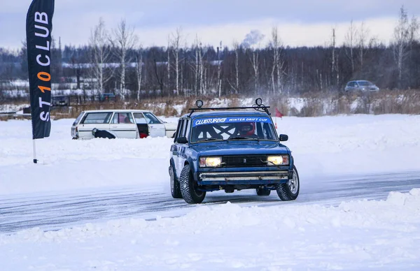 YOSHKAR-OLA, RUSSIA, JANUARY 11, 2020: Winter car show for  Christmas holidays for all comers - single and double drift, racing on  frozen lake. – stockfoto