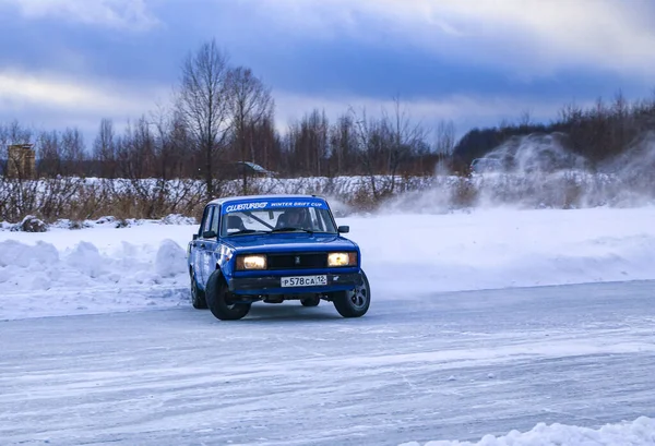 Joschkar-ola, russland, 11. januar 2020: winter car show für weihnachtsferien für alle comer - single und double drift, rennen auf zugefrorenem see. — Stockfoto