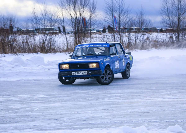 Yoshkar-Ola, Rusko, 11. ledna 2020: Zimní autosalon pro vánoční prázdniny pro všechny návštěvníky - jednosměrný a dvojitý drift, závodění na zamrzlém jezeře. — Stock fotografie