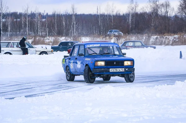 YOSHKAR-OLA, RUSIA, 11 DE ENERO DE 2020: Exposición de coches de invierno para las vacaciones de Navidad para todos los que vienen - simple y doble deriva, las carreras en el lago congelado . —  Fotos de Stock