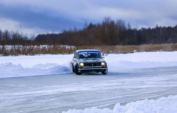 Yoshkar-Ola, Ryssland, 11 januari 2020: Vinter bilutställning för jul semester för alla - enkel och dubbel drift, racing på frusen sjö. — Stockfoto