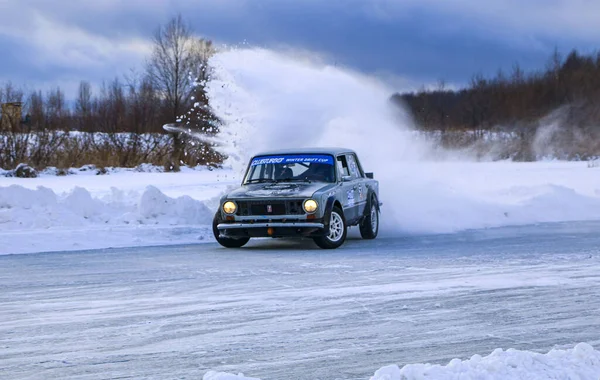 YOSHKAR-OLA, RUSIA, 11 DE ENERO DE 2020: Exposición de coches de invierno para las vacaciones de Navidad para todos los que vienen - simple y doble deriva, las carreras en el lago congelado . — Foto de Stock