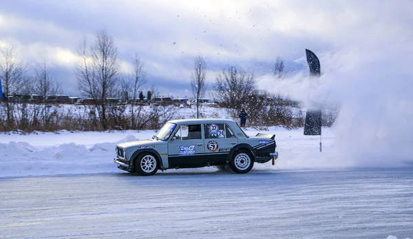 YOSHKAR-OLA, RUSIA, 11 DE ENERO DE 2020: Exposición de coches de invierno para las vacaciones de Navidad para todos los que vienen - simple y doble deriva, las carreras en el lago congelado . —  Fotos de Stock