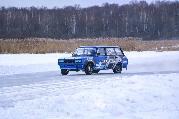 Yoshkar-Ola, Rusland, 11 januari 2020: Winter autoshow voor kerstvakantie voor alle comers - enkele en dubbele drift, racen op bevroren meer. — Stockfoto