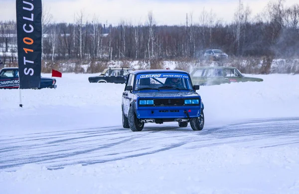 Joschkar-ola, russland, 11. januar 2020: winter car show für weihnachtsferien für alle comer - single und double drift, rennen auf zugefrorenem see. — Stockfoto